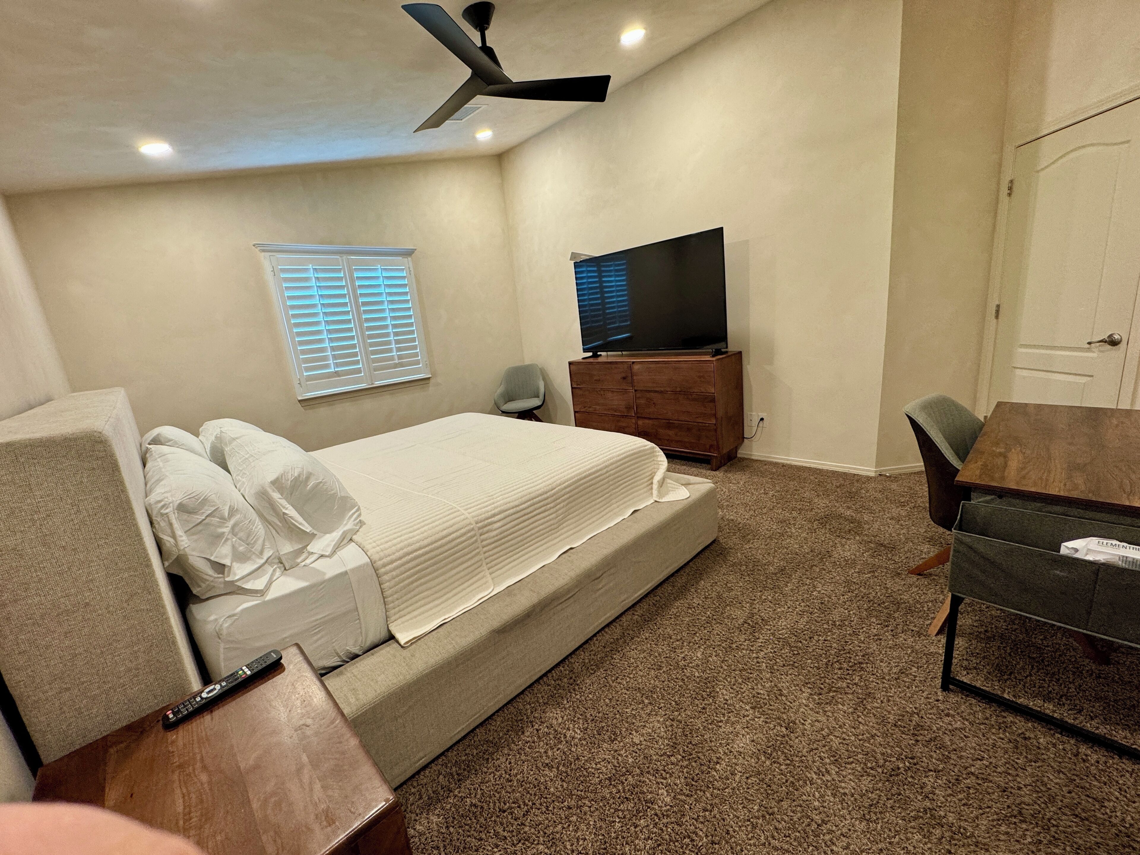 4 bedrooms, iron/ironing board, WiFi, bed sheets