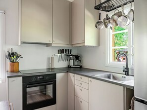 Refrigerador, microondas, horno, utensilios de cocina