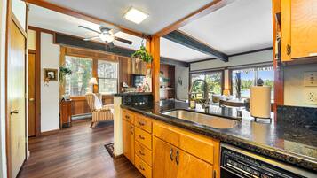 Fridge, microwave, stovetop, dishwasher