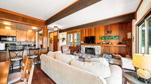 Smart-tv, eldstad och böcker