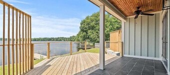 Lakefront Paradise!