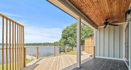 Lakefront Paradise!