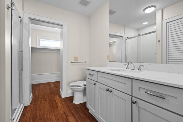 Douche, serviettes fournies, papier toilette