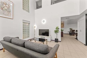 Living area - Luxe 4BR Loft in Valley w/ Rooftop Tce & Parking (Brisbane)