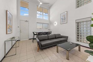 Smart TV - Luxe 4BR Loft in Valley w/ Rooftop Tce & Parking (Brisbane)