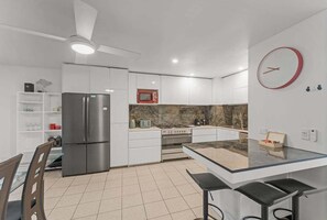 Private kitchen - Luxe 4BR Loft in Valley w/ Rooftop Tce & Parking (Brisbane)