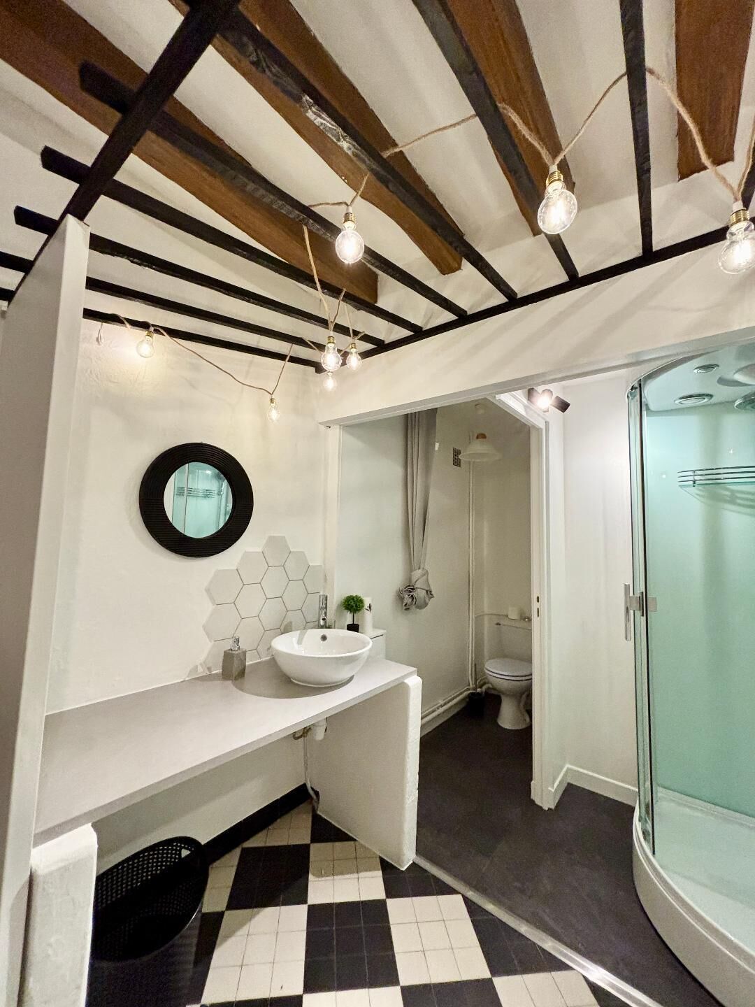 Regadera, toallas, papel de baño 