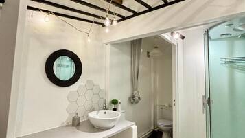 Regadera, toallas, papel de baño