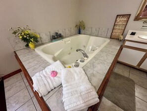 Shower, jetted bath, hair dryer, towels - #2 Charming Cabin/Home - Giant Spa Tub, Family/Pet Friendly - Cedar Creek Cabins (Eureka Springs)
