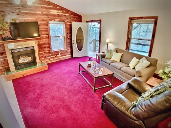 Living area - #2 Charming Cabin/Home - Giant Spa Tub, Family/Pet Friendly - Cedar Creek Cabins (Eureka Springs)