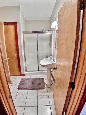 Shower, jetted bath, hair dryer, towels - #2 Charming Cabin/Home - Giant Spa Tub, Family/Pet Friendly - Cedar Creek Cabins (Eureka Springs)