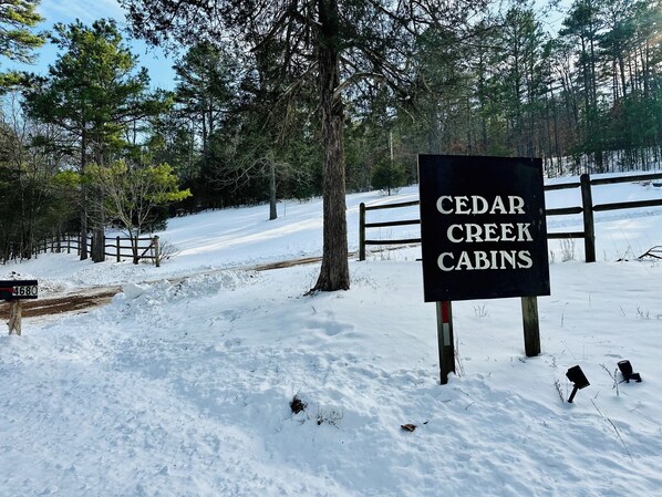 Property grounds - #2 Charming Cabin/Home - Giant Spa Tub, Family/Pet Friendly - Cedar Creek Cabins (Eureka Springs)