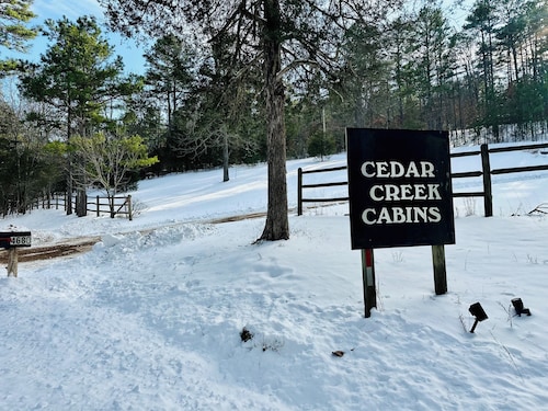 #2 Charming Cabin/Home - Giant Spa Tub, Family/Pet Friendly - Cedar Creek Cabins