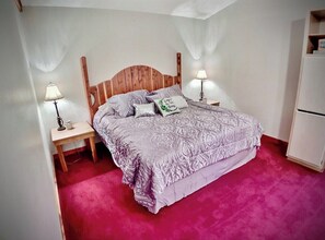 1 bedroom, bed sheets - #2 Charming Cabin/Home - Giant Spa Tub, Family/Pet Friendly - Cedar Creek Cabins (Eureka Springs)
