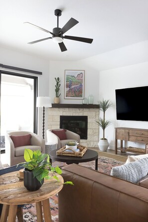 Smart TV, fireplace