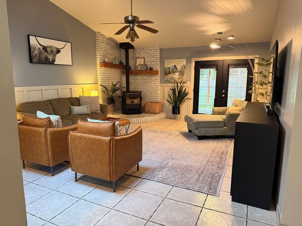 Televisie en een open haard