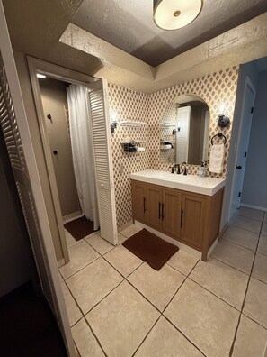 Een douche, handdoeken, zeep, toiletpapier