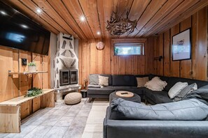 TV, fireplace - Jukola Juhani by Aavalevi Holidays (Levi)