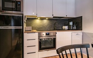 Kühlschrank, Mikrowelle, Ofen, Herdplatte