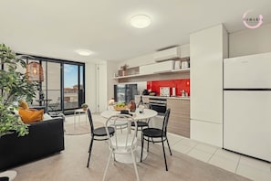 Fridge, microwave, oven, stovetop - Saṃsāra - Residence on Flinders (Adelaide)
