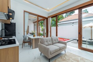 Deluxe villa | Woonruimte | Een 50-inch lcd-televisie met digitale zenders