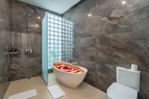 One Bedroom Pool Villa | Kamar mandi | Bathtub dan shower terpisah dan perlengkapan mandi gratis