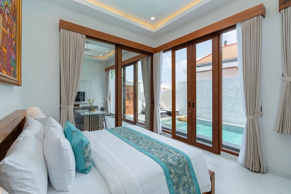 Deluxe villa | Een kluis op de kamer, een bureau, een strijkplank/strijkijzer