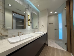 Regadera, toallas, jabón, papel de baño