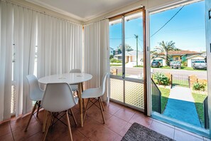 Dining - Relaxing 2-Bed Beachside Escape (Sunshine Coast)