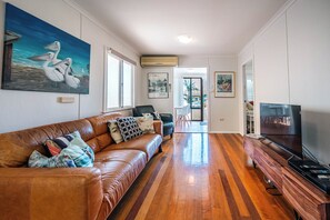 TV - Relaxing 2-Bed Beachside Escape (Sunshine Coast)