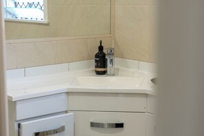 Haartrockner, Handtücher, Seife, Shampoo