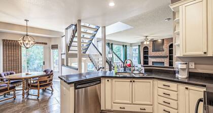 Spacious Centennial 4BR with Pool Table and Patio