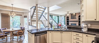 Spacious Centennial 4BR with Pool Table and Patio