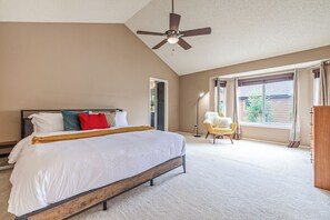 4 bedrooms, iron/ironing board, WiFi, bed sheets - Spacious & Quiet 4BR Home in Centennial (Centennial)