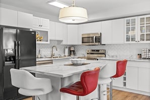 Microondas, horno, parrilla de estufa y lavavajillas