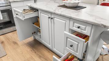 Microonde, forno, piano cottura, lavastoviglie