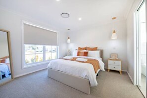 4 bedrooms, desk, iron/ironing board, travel crib - Macintyre House - Dubbo (Dubbo)