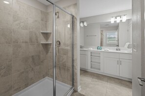 Douche, sèche-cheveux, serviettes fournies, savon