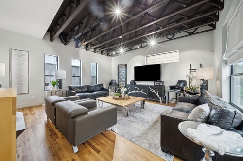 Luxury 3-Story Urban Condo on Cherry Street in Tulsa. 5min to BOK Center