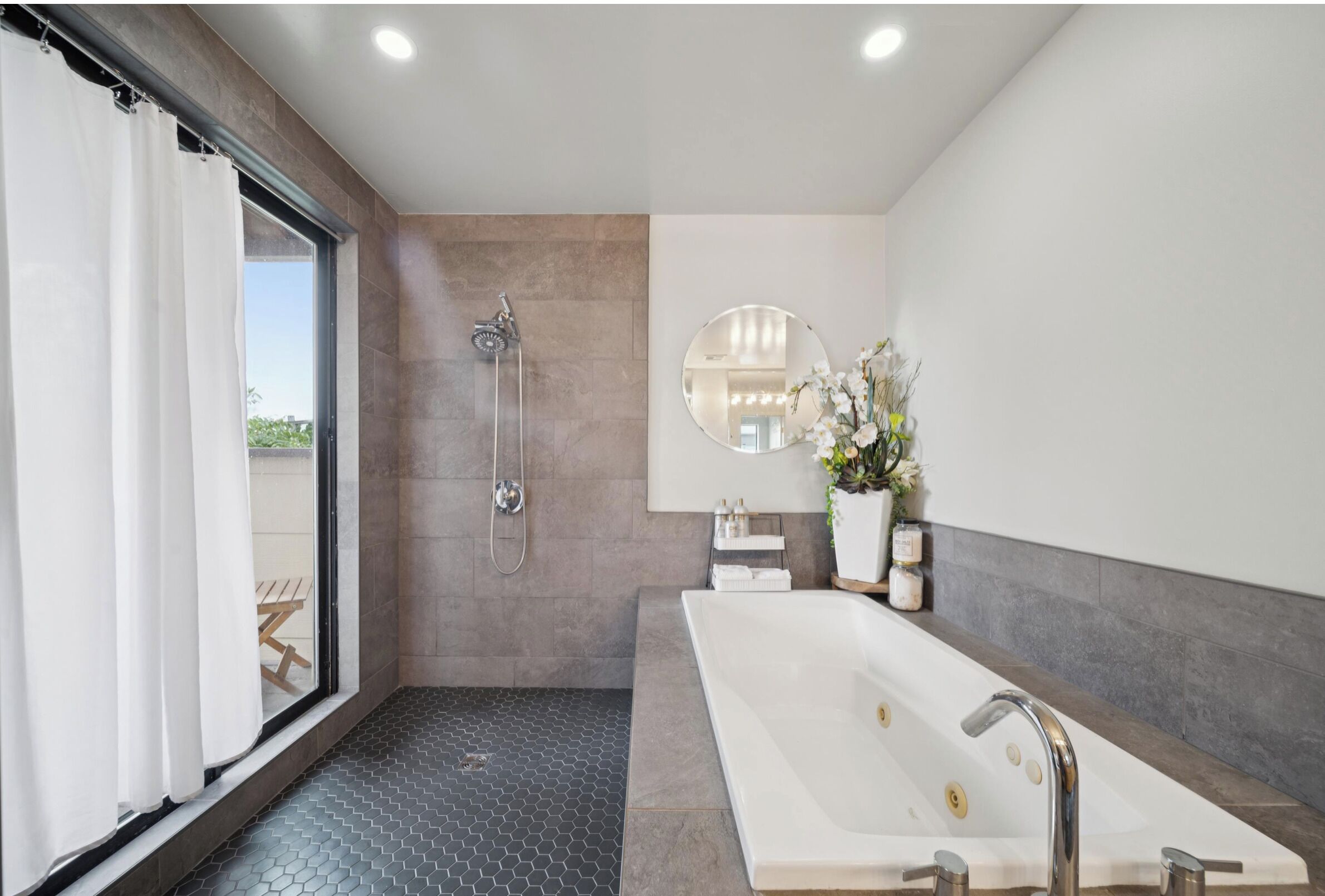 Hiustenkuivaaja, pyyhkeet, saippua, vessapaperi