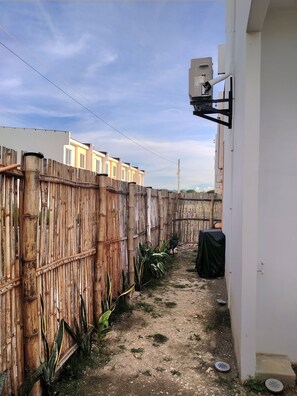 Property grounds - Updated Fully Furnished Charming townhome with AC in Bogo City (Bogo City)