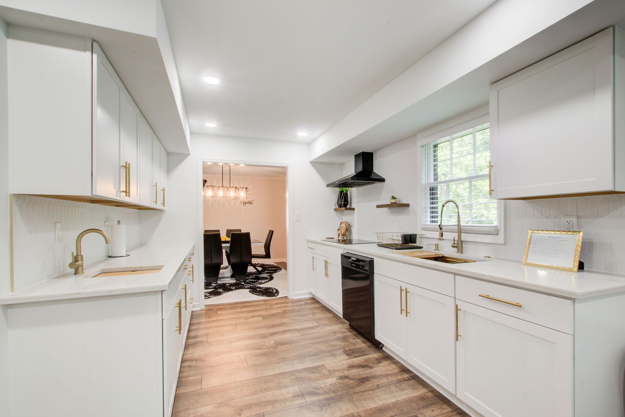 Réfrigérateur, micro-ondes, plaque de cuisson, lave-vaisselle