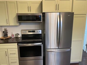 Private kitchen - Modern Downtown Loft- Fast Wi-Fi, Walk to Cafes & Shops -Work + Relax (Morrison)