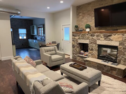 Modern Downtown Loft- Fast Wi-Fi, Walk to Cafes & Shops -Work + Relax