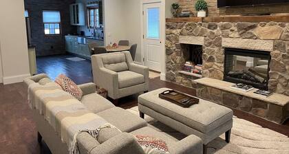 Modern Downtown Loft- Fast Wi-Fi, Walk to Cafes & Shops -Work + Relax