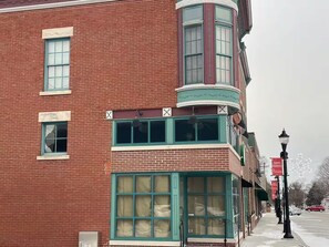 Exterior - Modern Downtown Loft- Fast Wi-Fi, Walk to Cafes & Shops -Work + Relax (Morrison)