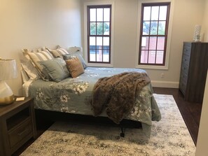 2 bedrooms, iron/ironing board, WiFi, bed sheets - Modern Downtown Loft- Fast Wi-Fi, Walk to Cafes & Shops -Work + Relax (Morrison)