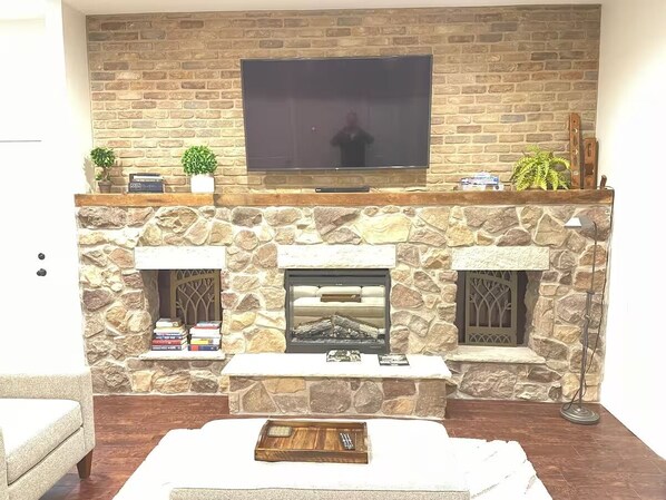 Interior - Modern Downtown Loft- Fast Wi-Fi, Walk to Cafes & Shops -Work + Relax (Morrison)