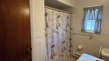 Een douche, een haardroger, handdoeken, zeep
