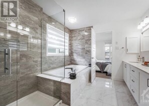 Douche, serviettes fournies, savon, papier toilette